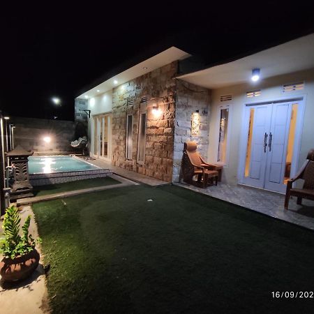 Вилла Puncak Pinus And Pool Бату Экстерьер фото