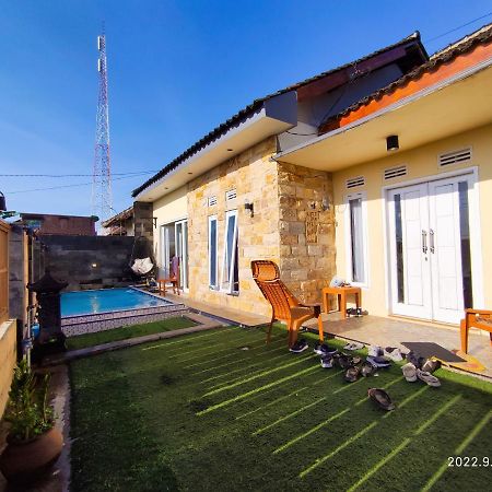 Вилла Puncak Pinus And Pool Бату Экстерьер фото