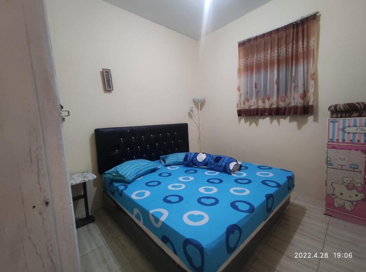 Вилла Puncak Pinus And Pool Бату Экстерьер фото