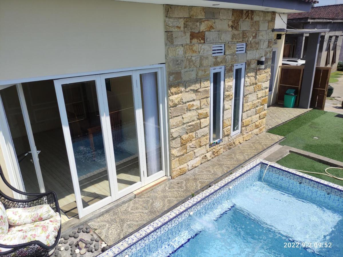 Вилла Puncak Pinus And Pool Бату Экстерьер фото