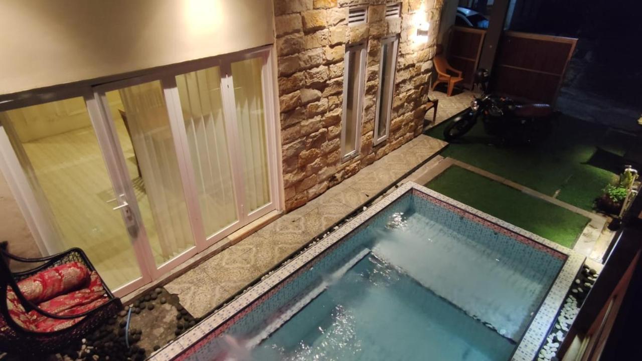 Вилла Puncak Pinus And Pool Бату Экстерьер фото