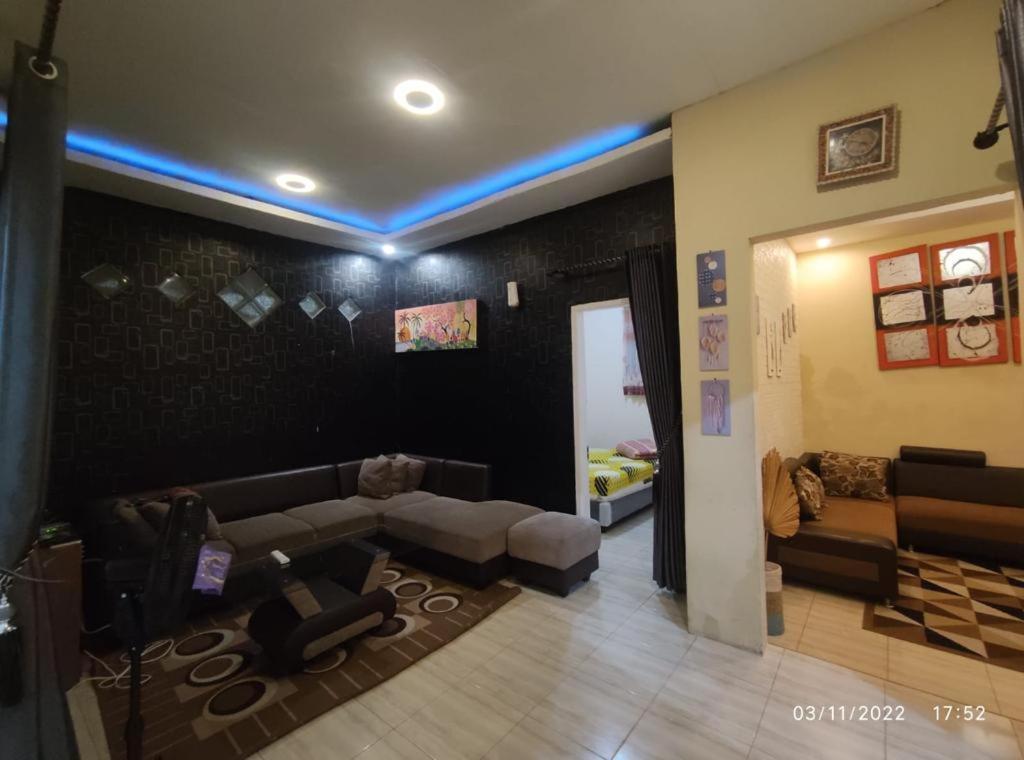 Вилла Puncak Pinus And Pool Бату Экстерьер фото