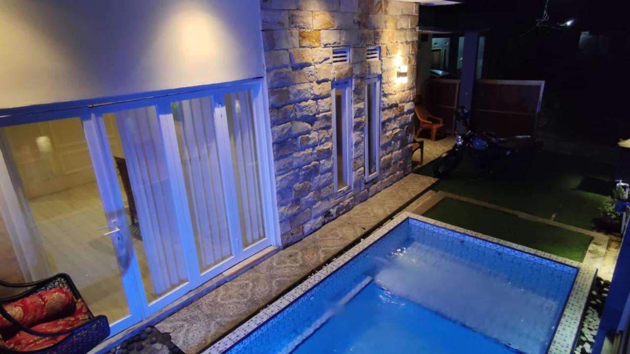 Вилла Puncak Pinus And Pool Бату Экстерьер фото