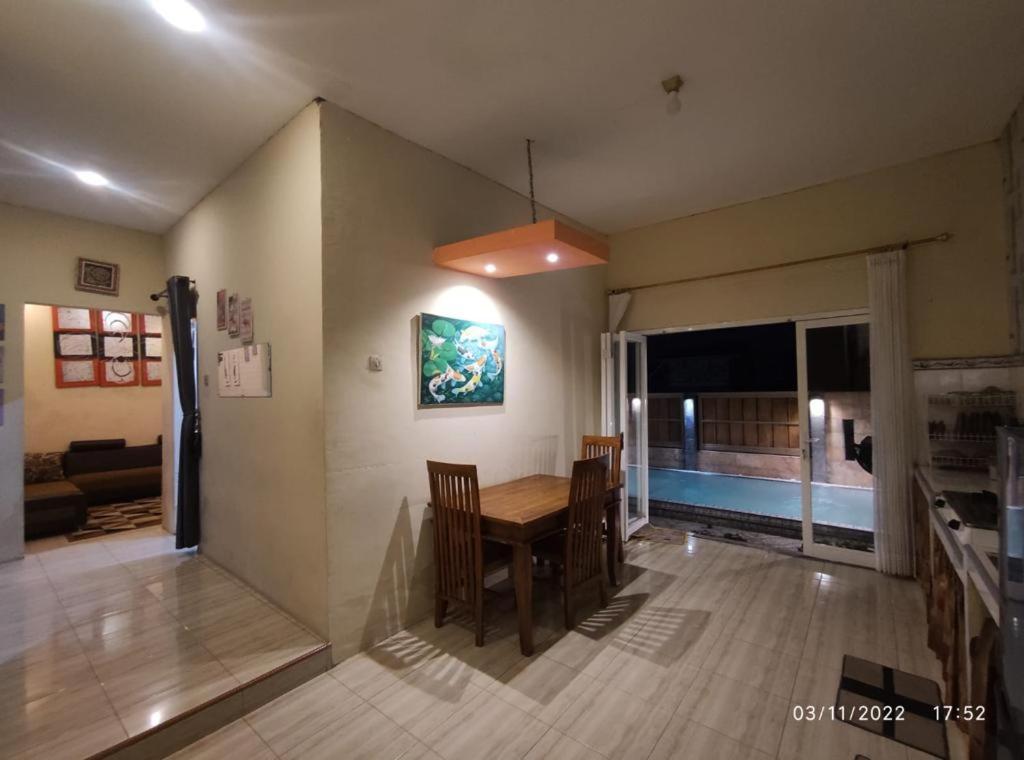 Вилла Puncak Pinus And Pool Бату Экстерьер фото