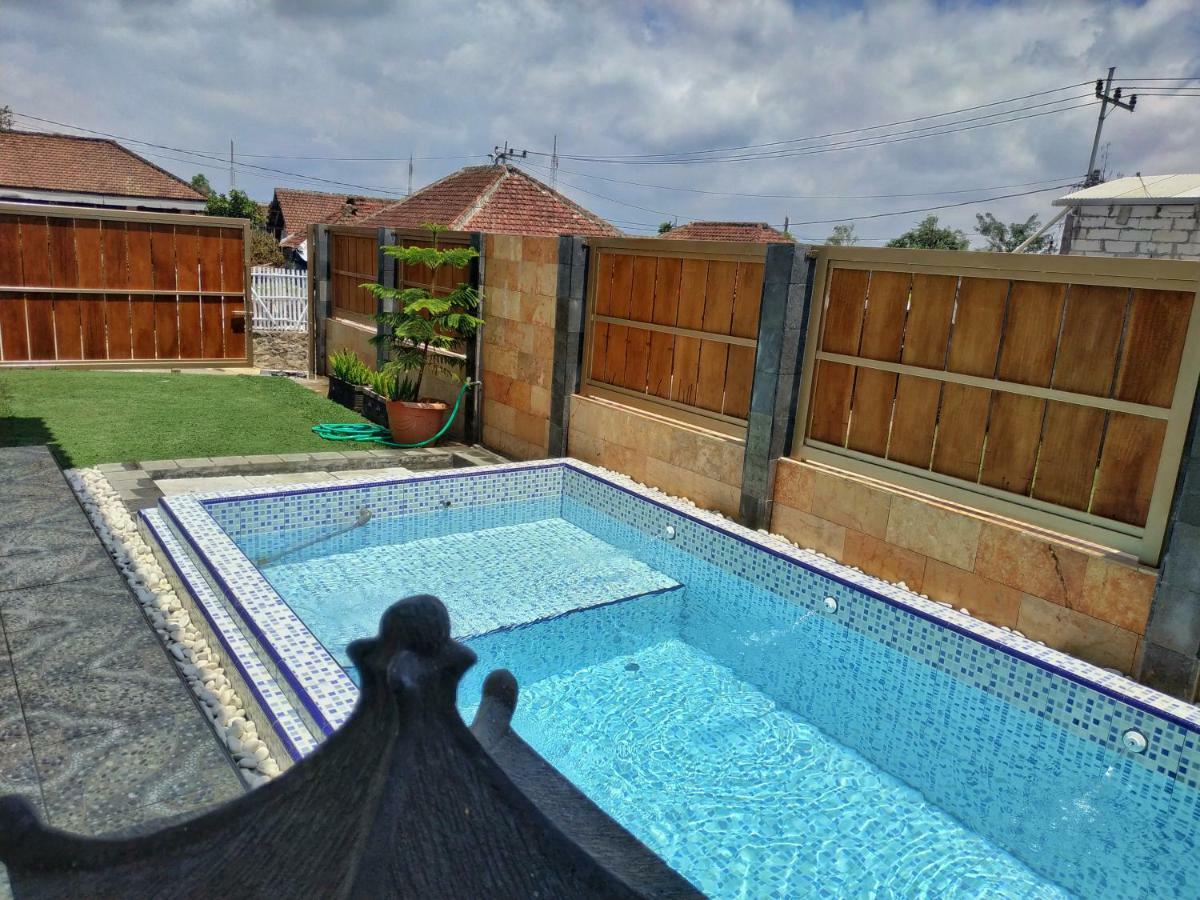Вилла Puncak Pinus And Pool Бату Экстерьер фото
